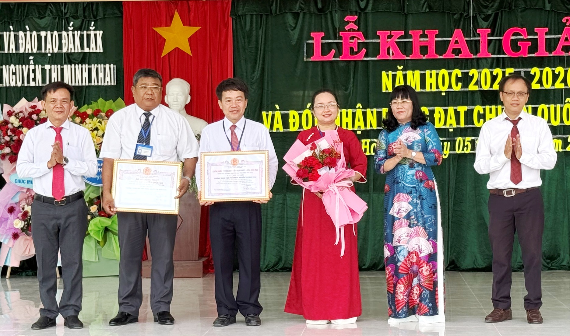 Trường THPT Nguyễn Thị Minh Khai khai giảng năm học mới